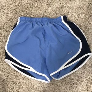 WOMEBS NIKE SHORTS !!